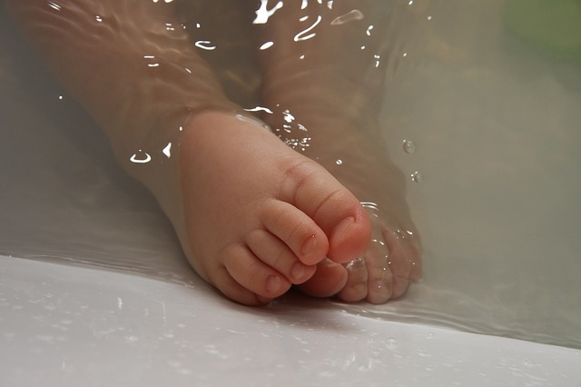 Kąpiel dla większości dzieci jest przyjemnością