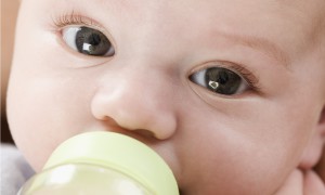 Mleko dla niemowląt zawiera takie same składniki, jak mleko mamy