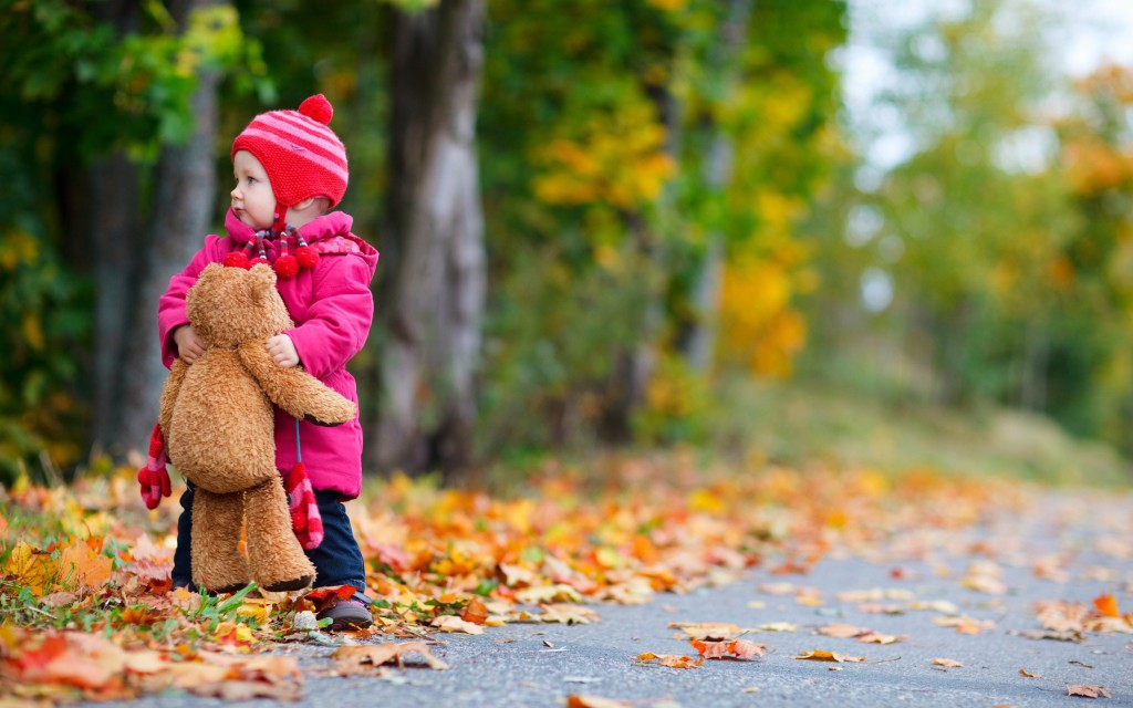 Jesień nie zwalnia nas ze spacerów z dzieckiem. 