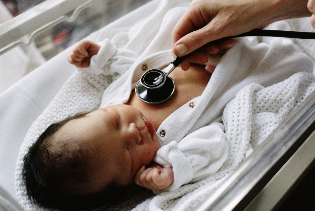 Noworodek jest pod stałą opieką położnej i pediatry