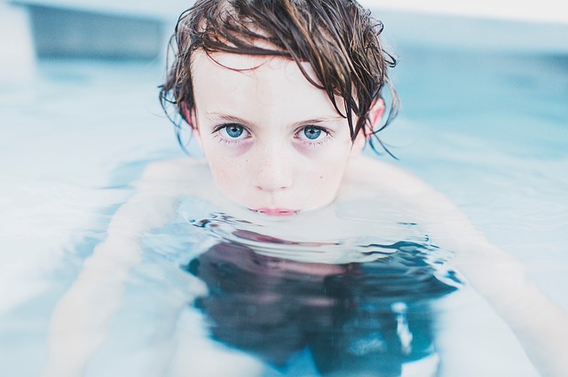 chłopiec w basenie